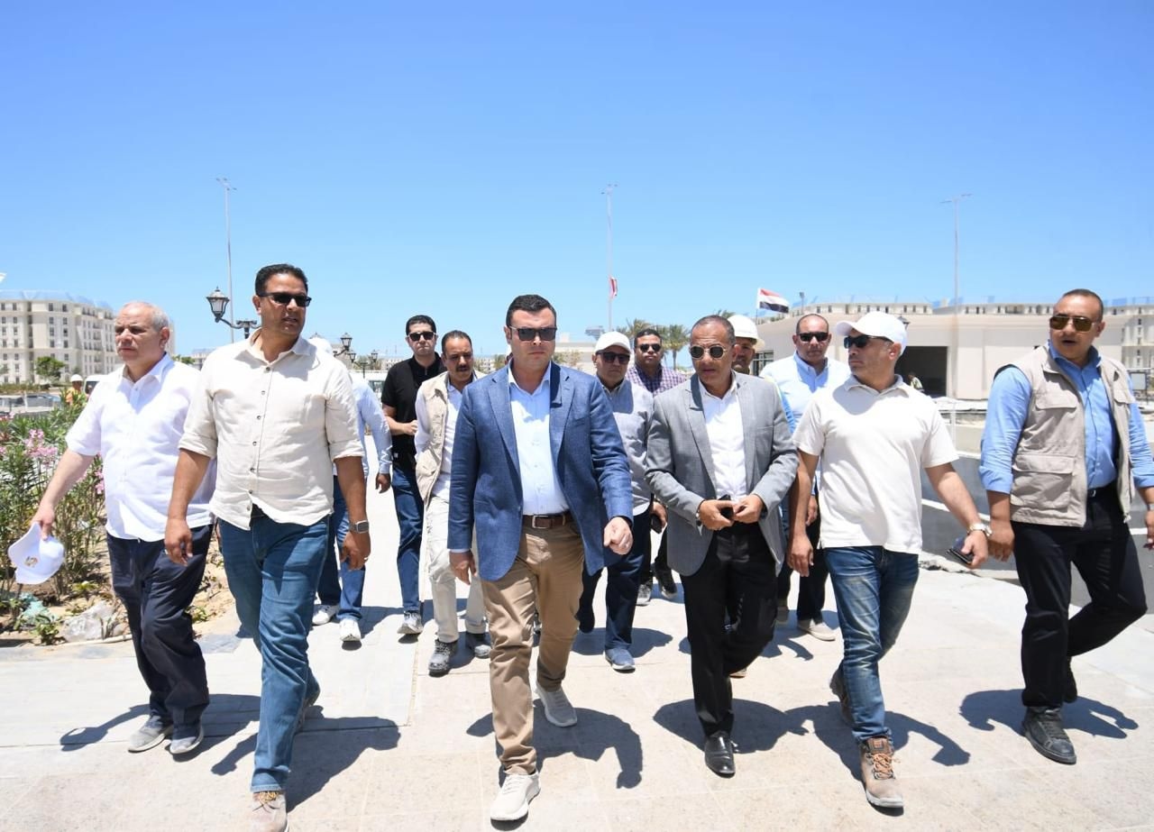 وزير الإسكان يتفقد عددًا من المشروعات في مدينة العلمين الجديدة
