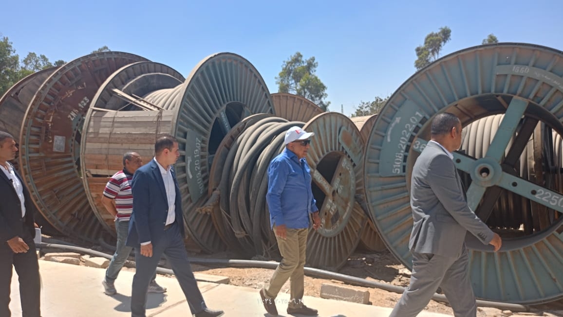 وزير الكهرباء يتفقد محطة محولات الهضبة ومجمع مخزون للكابلات وشبكات العبور ويتابع الاستعداد للصيف