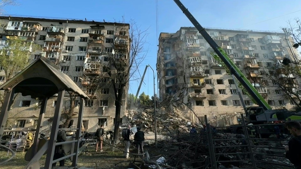 Russian strikes kill 14 in 'horrific' attack on Kyiv