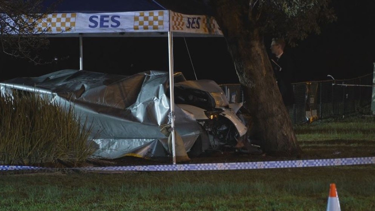 Man found with gunshot wound after crash at Roxburgh Park