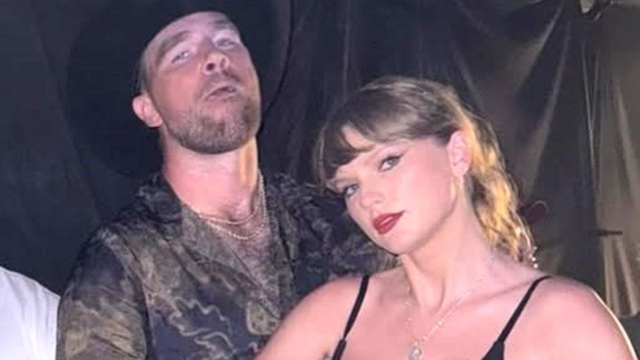 Fans outraged over backstage photo of Taylor Swift: ‘Delete this'