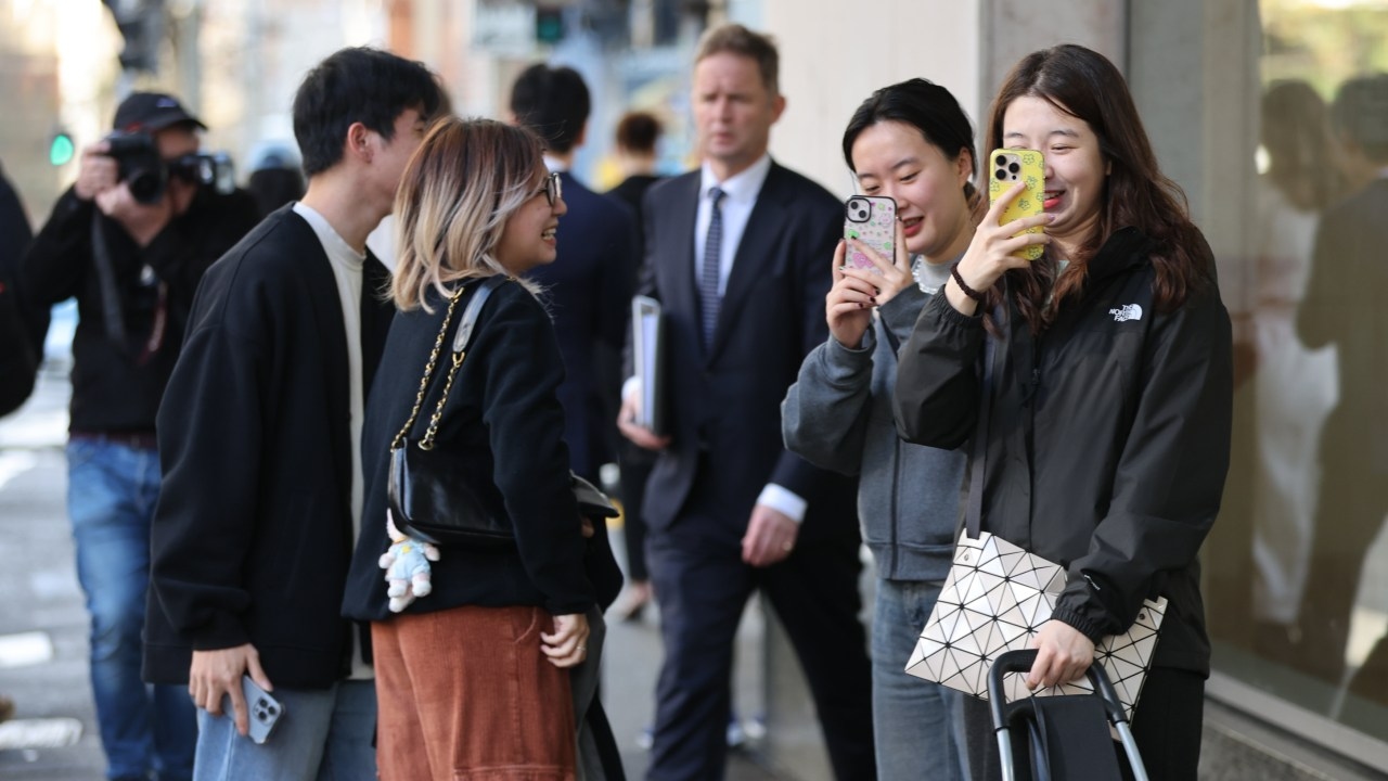 Lanlan Yang fuels speculation on Chinese media and Sydney streets after crowds from the Chinese community gathered outside court to see her