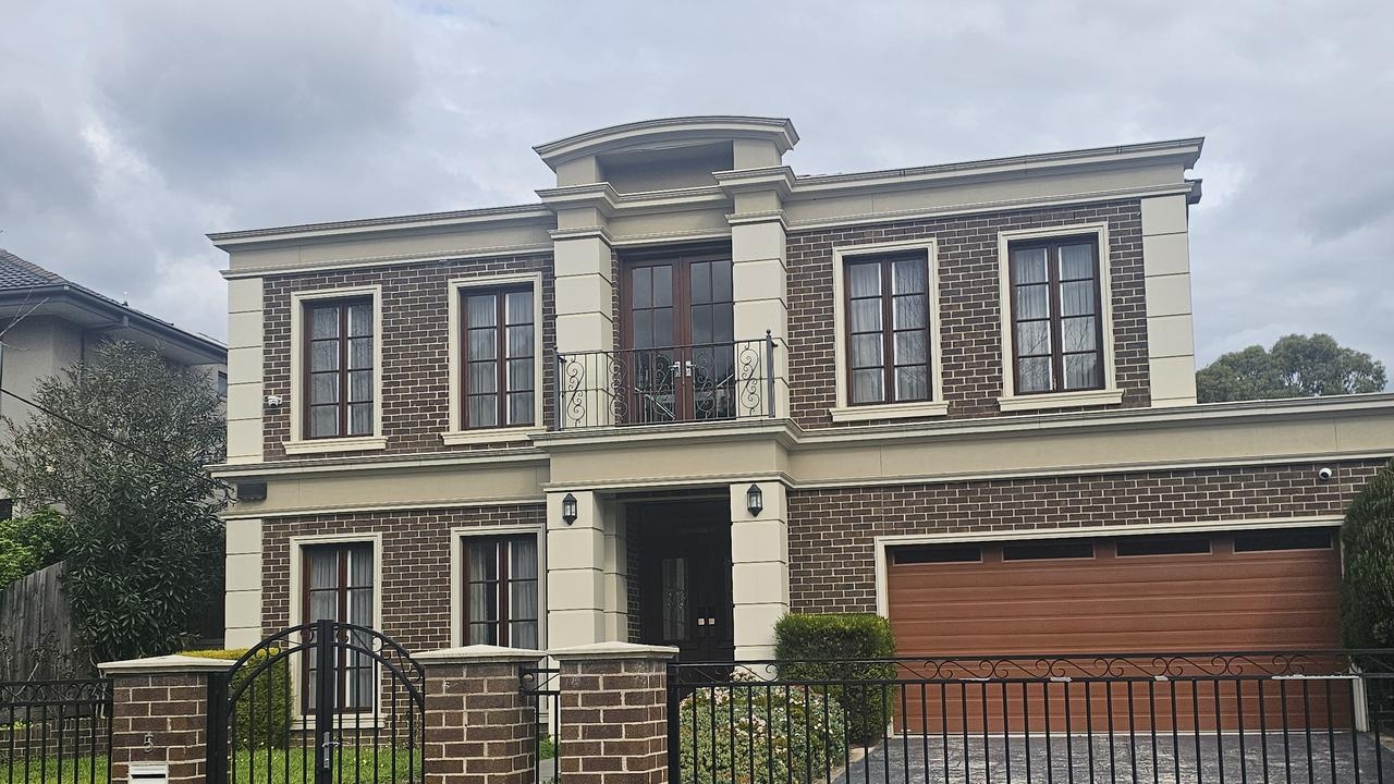 Man stabbed in head after terrifying Kew home invasion