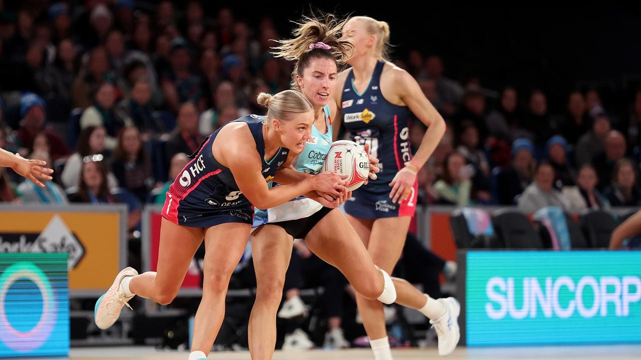 Super Netball results: Melbourne Vixens claim derby bragging rights to keep finals hopes alive