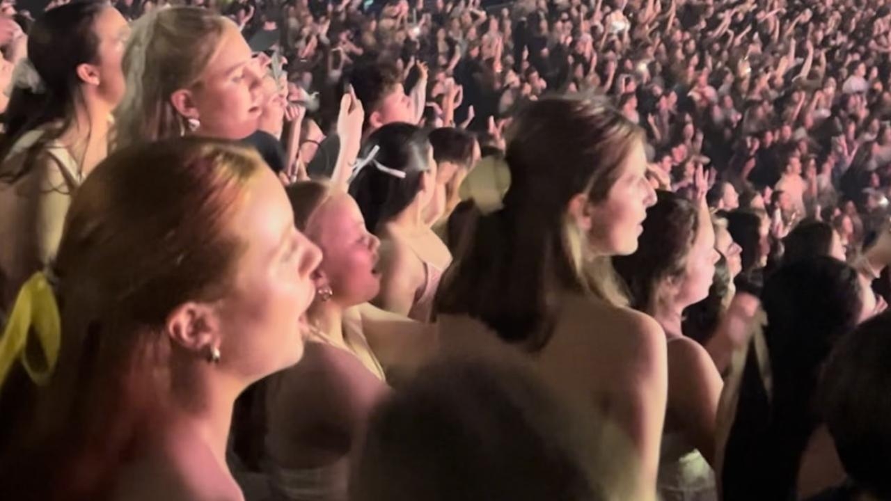 Heartwarming sight at Gracie Abrams' Melbourne concert