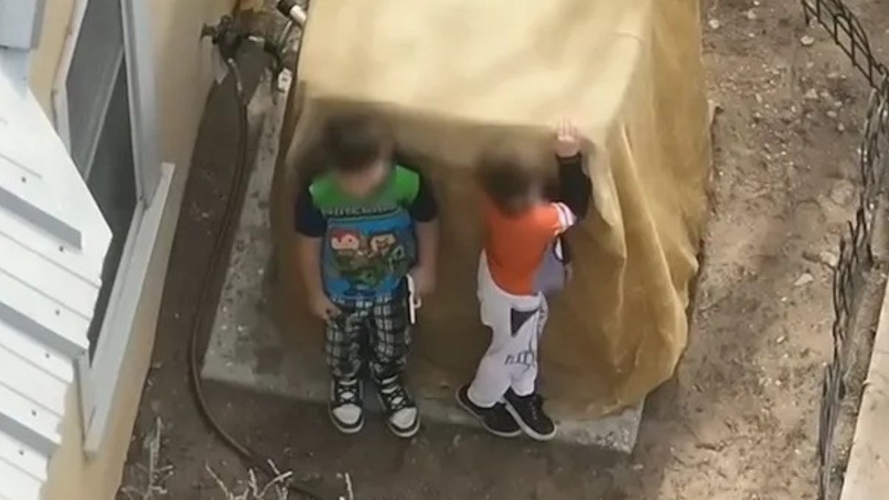 New Mexico boys, aged seven and nine, seen in armed standoff with loaded gun receiving assistance from deputies