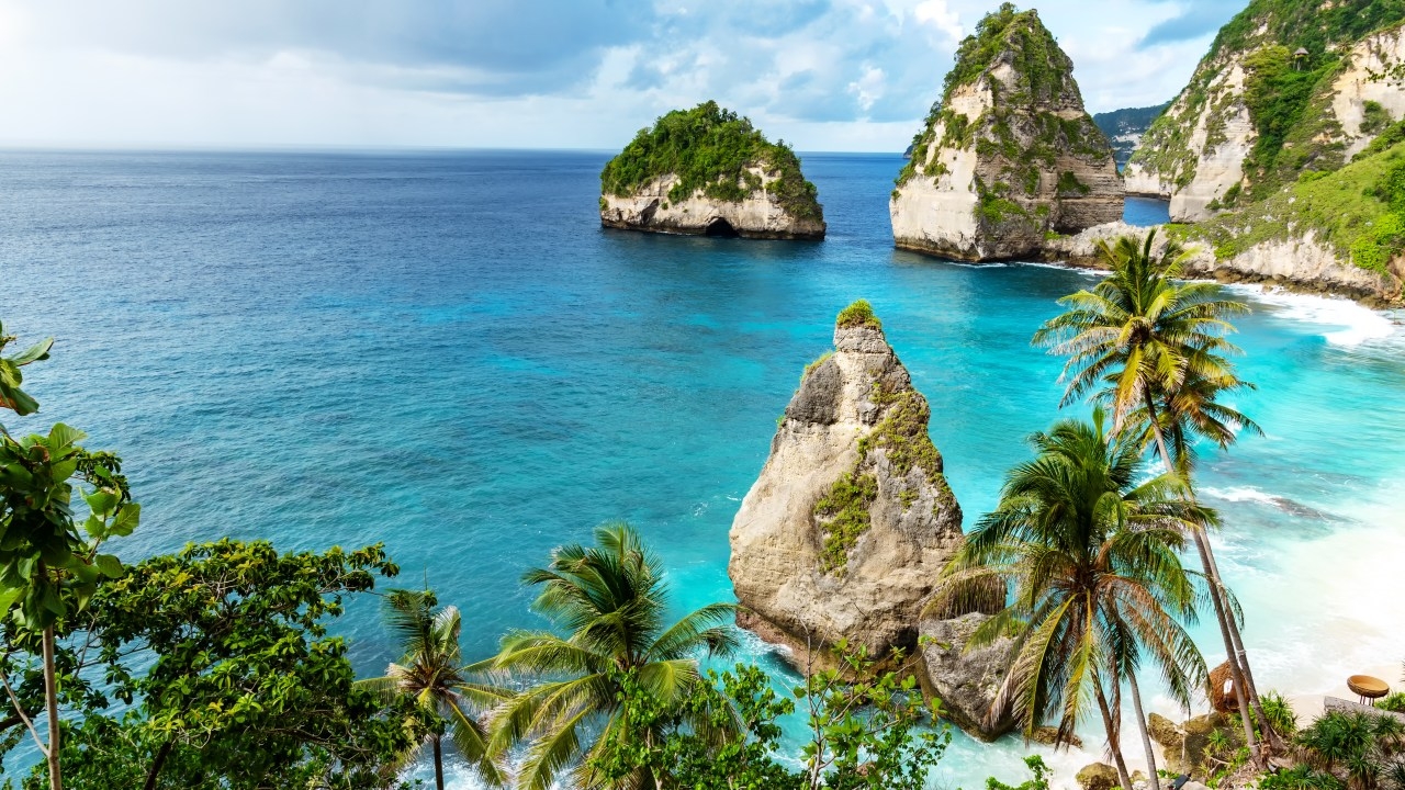 Tourists warned of drownings and drink spiking as DFAT travel website updates travel advice for Bali-bound Australians
