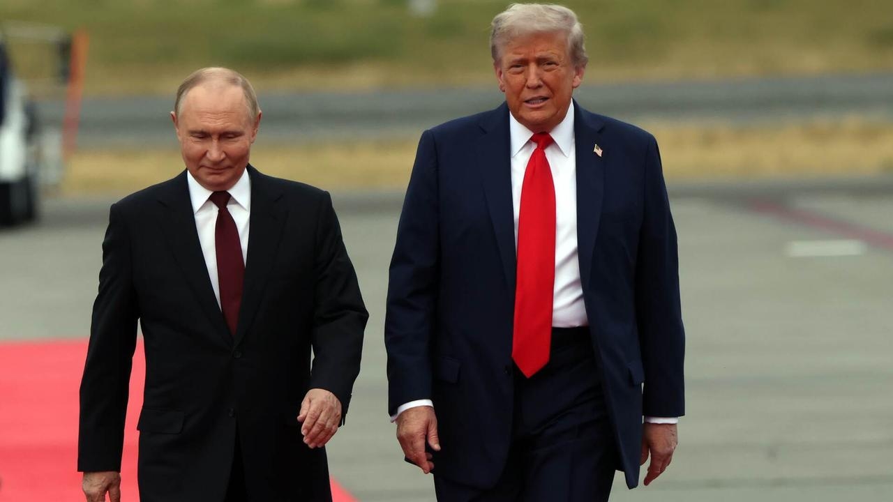 Media critiques Trump rolling out red-carpet and jet show for Putin meeting in Alaska