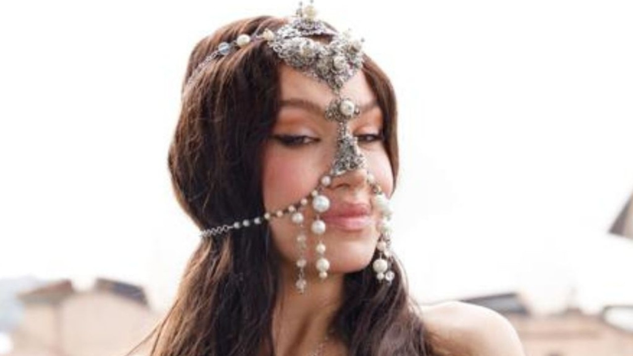 ‘Icon': 34yo model bares all at Fashion Week
