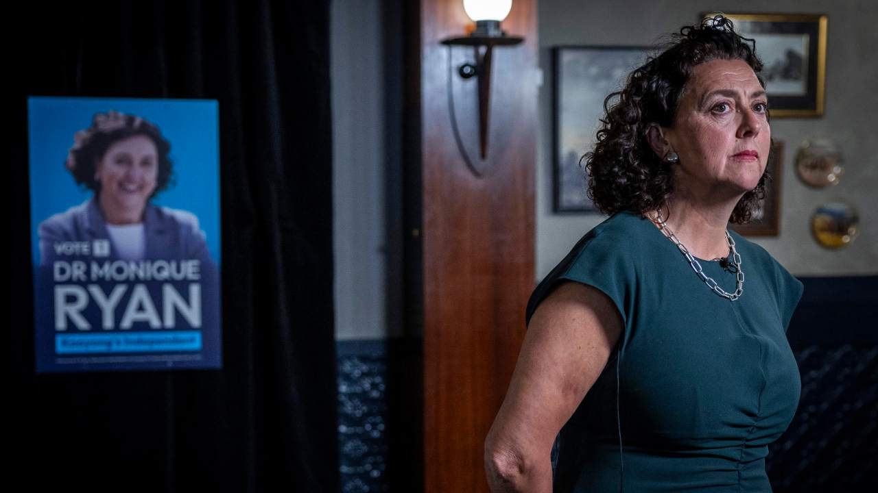 Liberal Party now favoured to win Kooyong and Goldstein and postal votes drive collapse in Teal MPs' margins