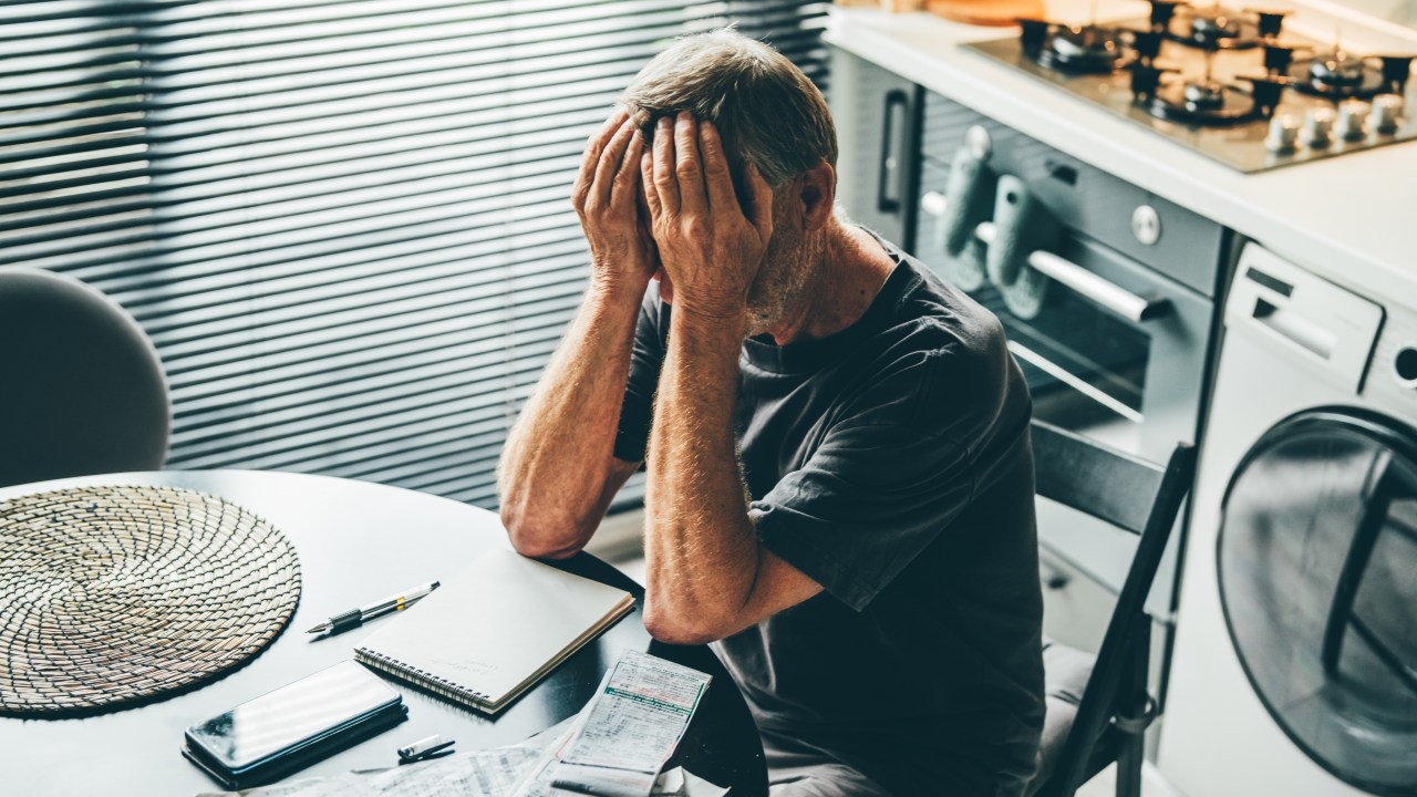 Struggling Aussies prioritising phone and internet bills over food, Telecommunications Industry Ombudsman report reveals