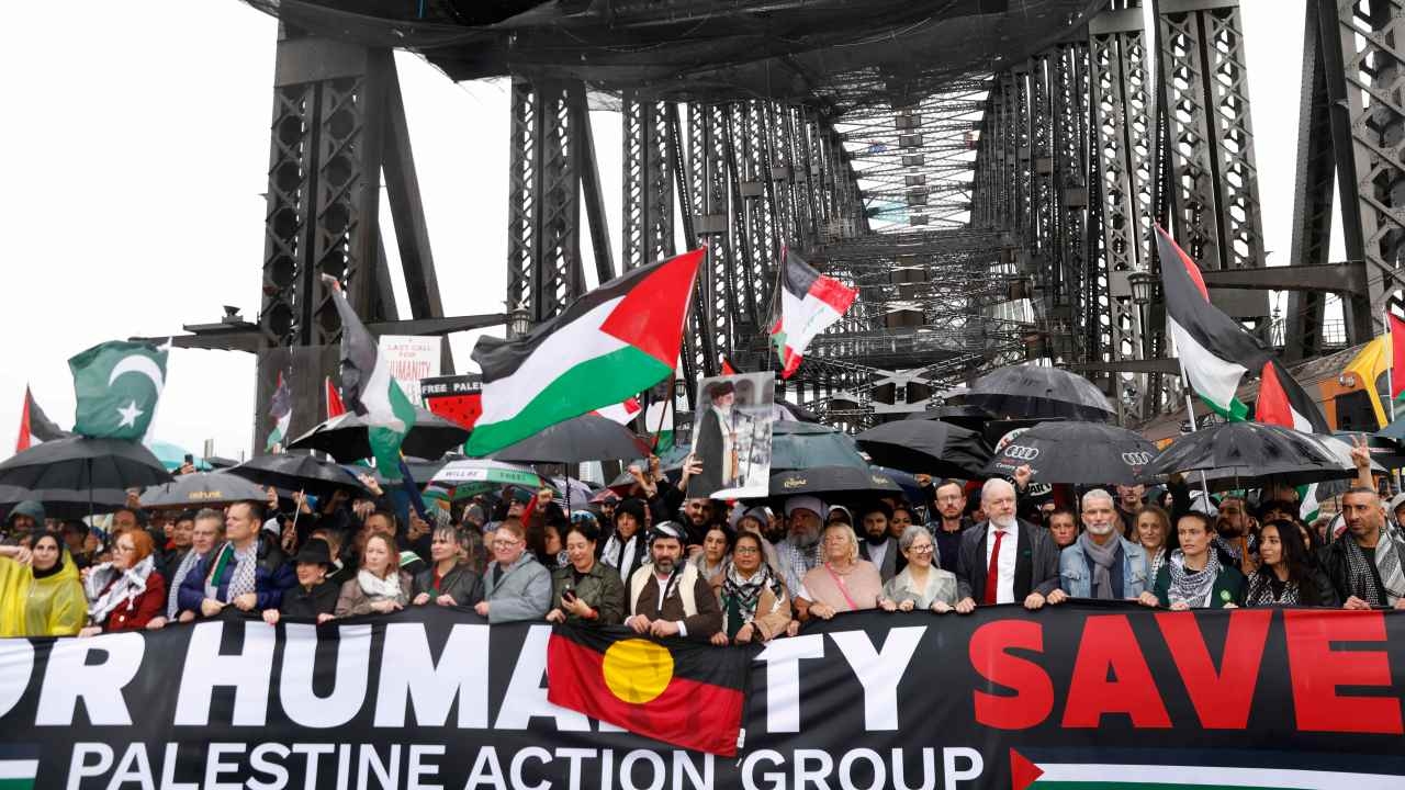 Shadow Attorney-General Julian Leeser condemns decision to allow Sydney Harbour Bridge pro-Palestinian march