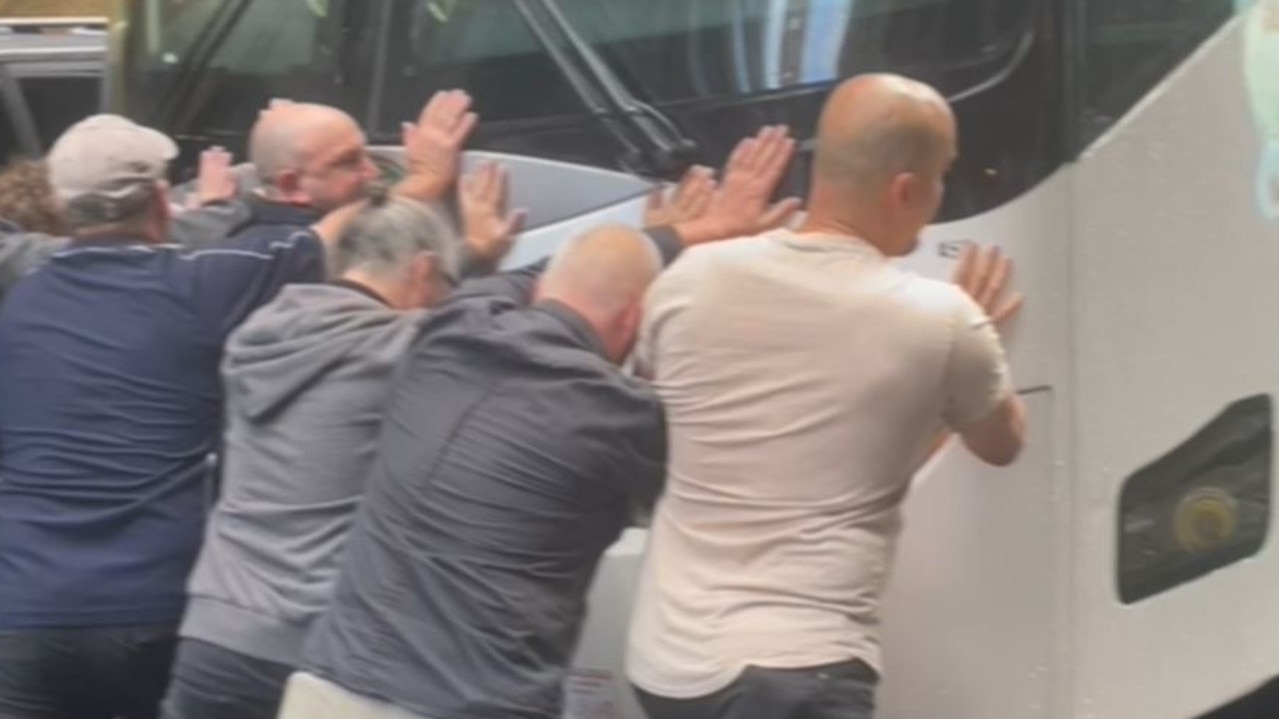 Federal election 2025: Dutton's media bus delayed after getting bogged outside hotel