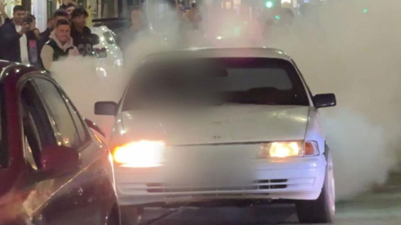Chaotic scenes as car meet on Melbourne's Chapel St turns wild, police swarm area