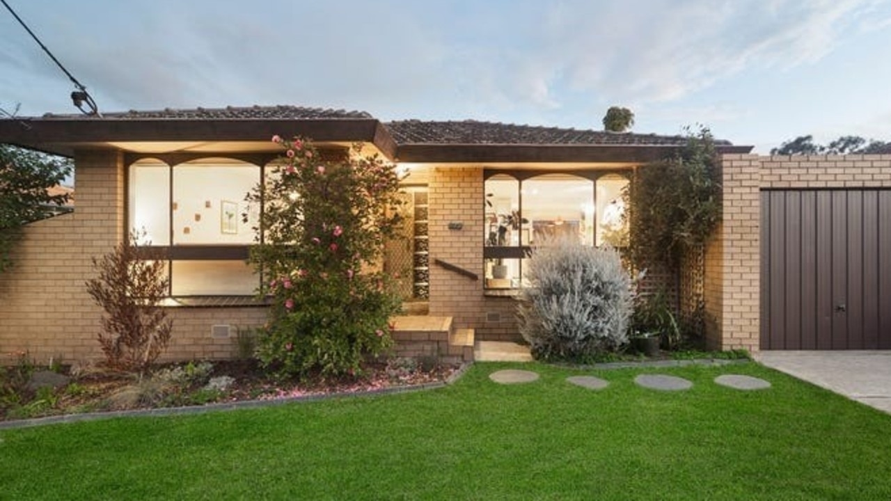 Thornbury auction: Bids increase by $215k in just 90 seconds