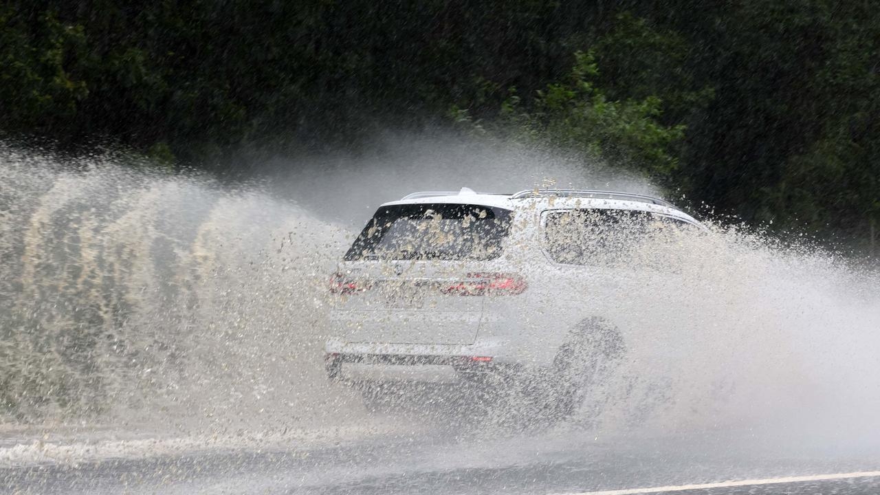Storm surge heads towards southeastern Victoria as residents brace for flooding