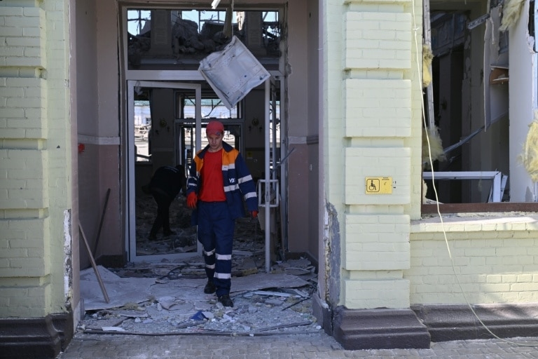 Russian strikes kill three in east Ukraine