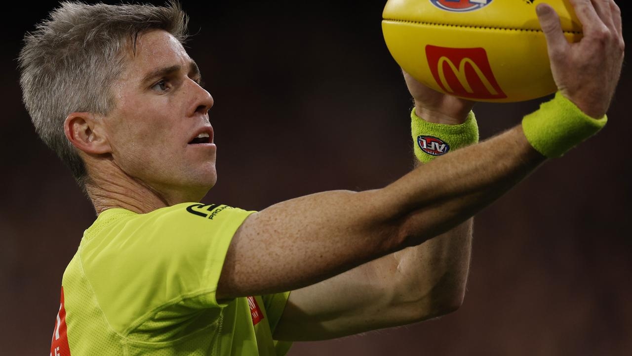 Western Bulldogs coach Luke Beveridge shoots down Adelaide mentor Matthew Nicks over call for boundary throw-in change