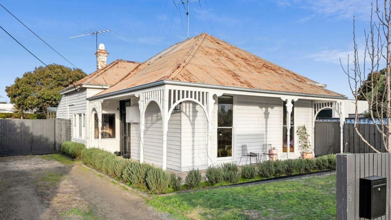 Geelong sellers lower hopes, head to auction