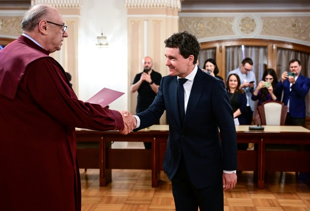 Pro-EU centrist Nicusor Dan sworn in as Romania president