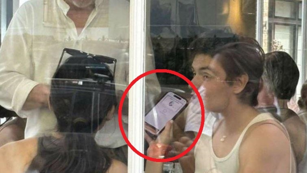 ‘Embarrassing': Pop singer sparks debate after paying for her boyfriend's meal