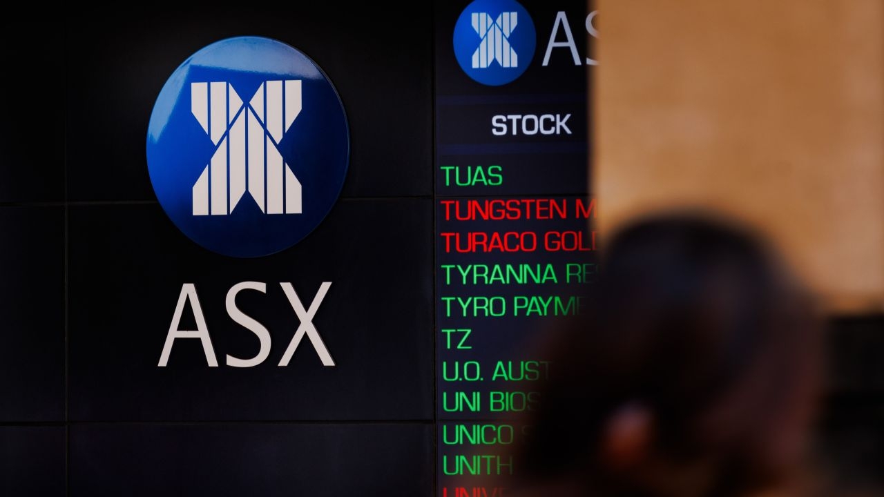 ASX 200 sinks on Monday after US President Donald Trump vows to double steel tariffs, sends mixed messages on China trade war
