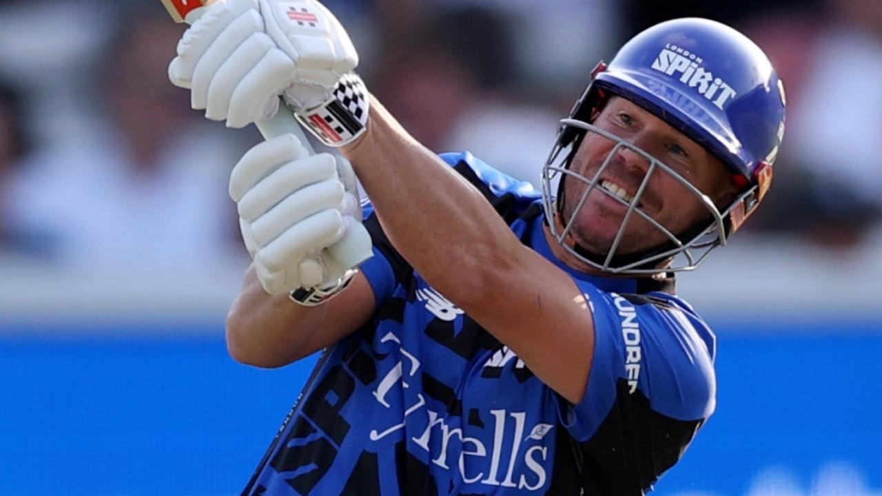Warner shot down before Smith says G'day to LA