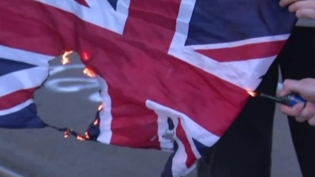 ‘Clearly over the line': Pro-Palestinian activists will not condemn Australian flag burning