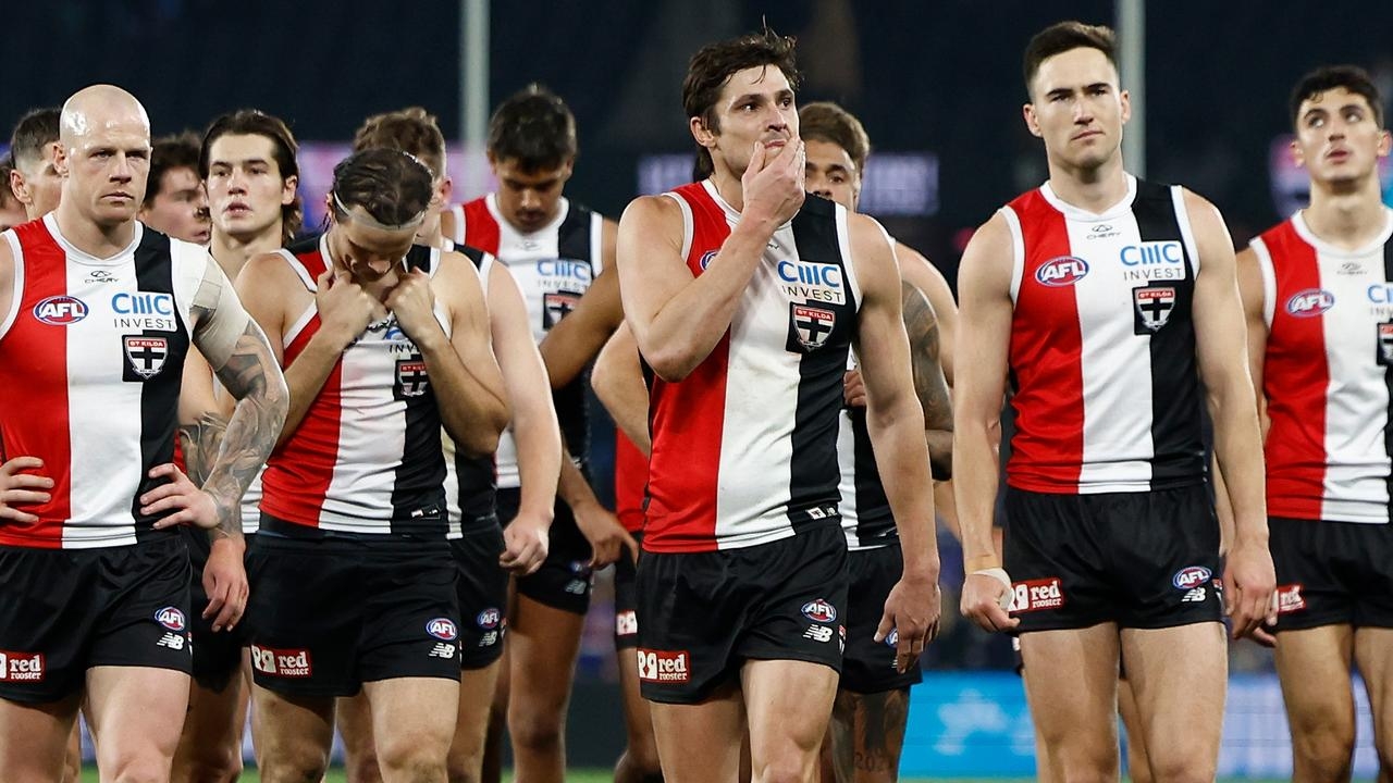 St Kilda coach Ross Lyon says there's a disconnect between coaches and players after walloping from the Bulldogs
