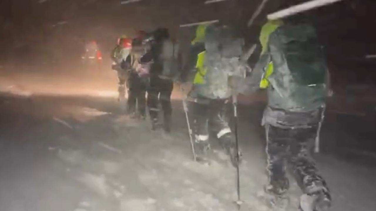Hikers rescued after becoming lost in Mount Kosciuszko blizzard