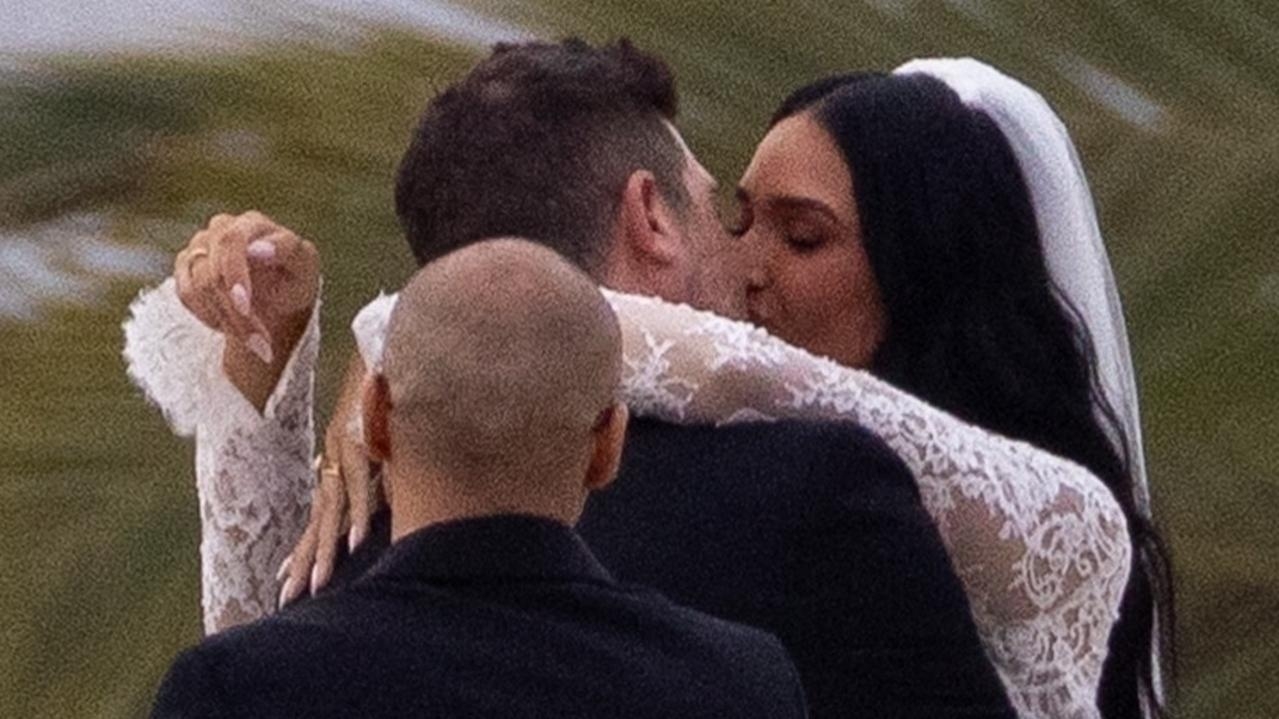 Singer Robin Thicke finally weds after seven-year engagement