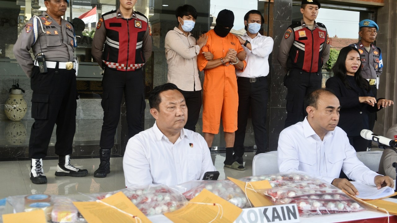 Lawyer of Australian man arrested in Bali for allegedly aiding in drug smuggling operation says client was unaware package contained drugs
