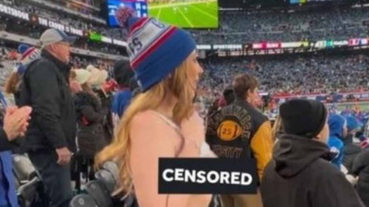 ‘It was insane': Wild money reality behind viral flashing stunt