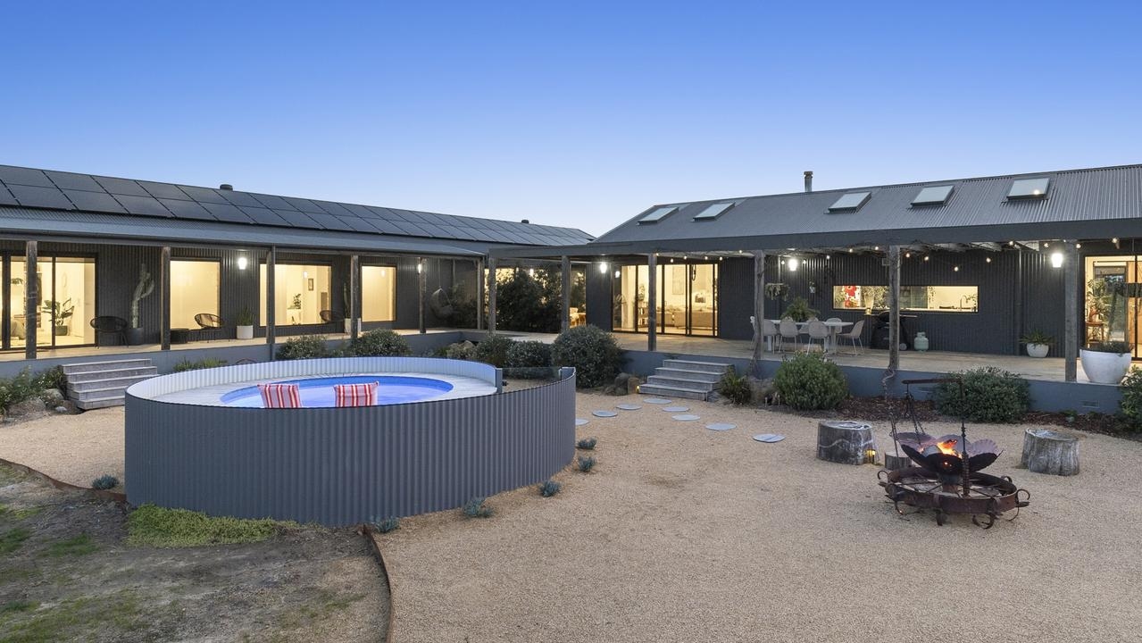 Top notch equestrian estate with luxury home listed in Wallington