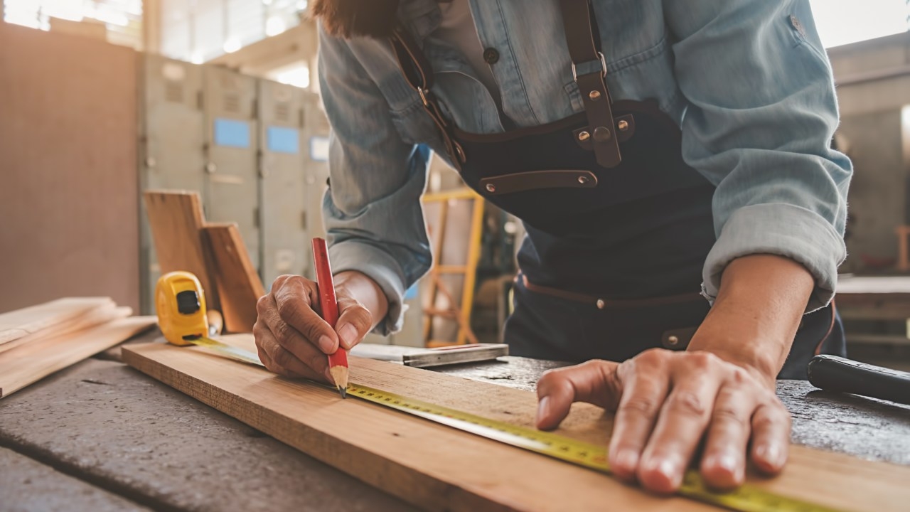 Federal Election 2025: Labor promises new Advanced Entry Trades Training program helping 6,000 tradies, rivalling Coalition's pledge