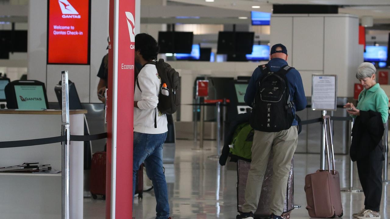 Passengers warned of possible flight delays as strong winds blast Sydney