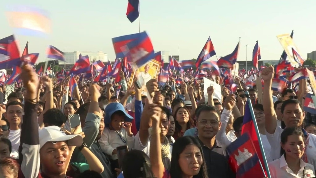Thai PM apologises as crisis threatens to topple government