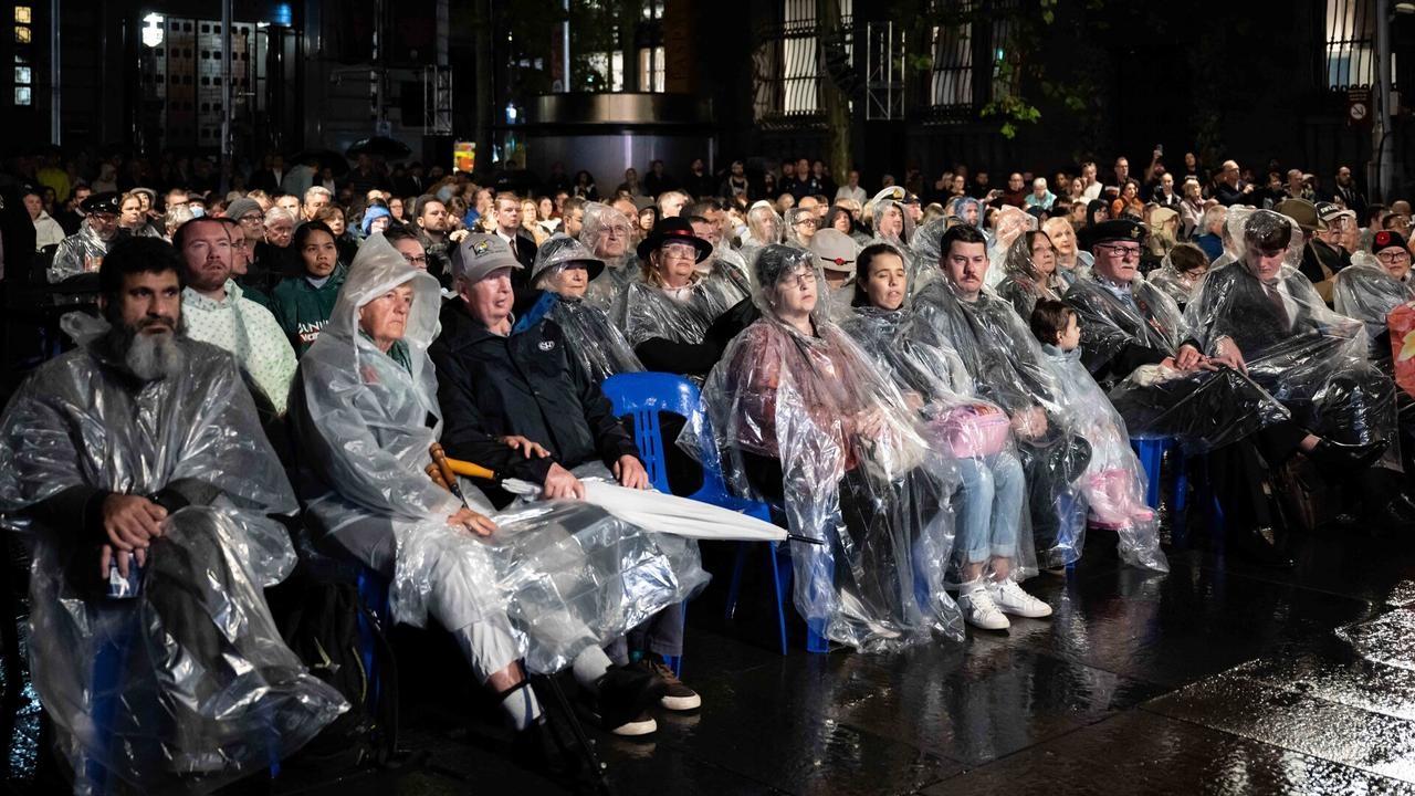 Thousands commemorate Anzac Day at dawn service in Martin Place