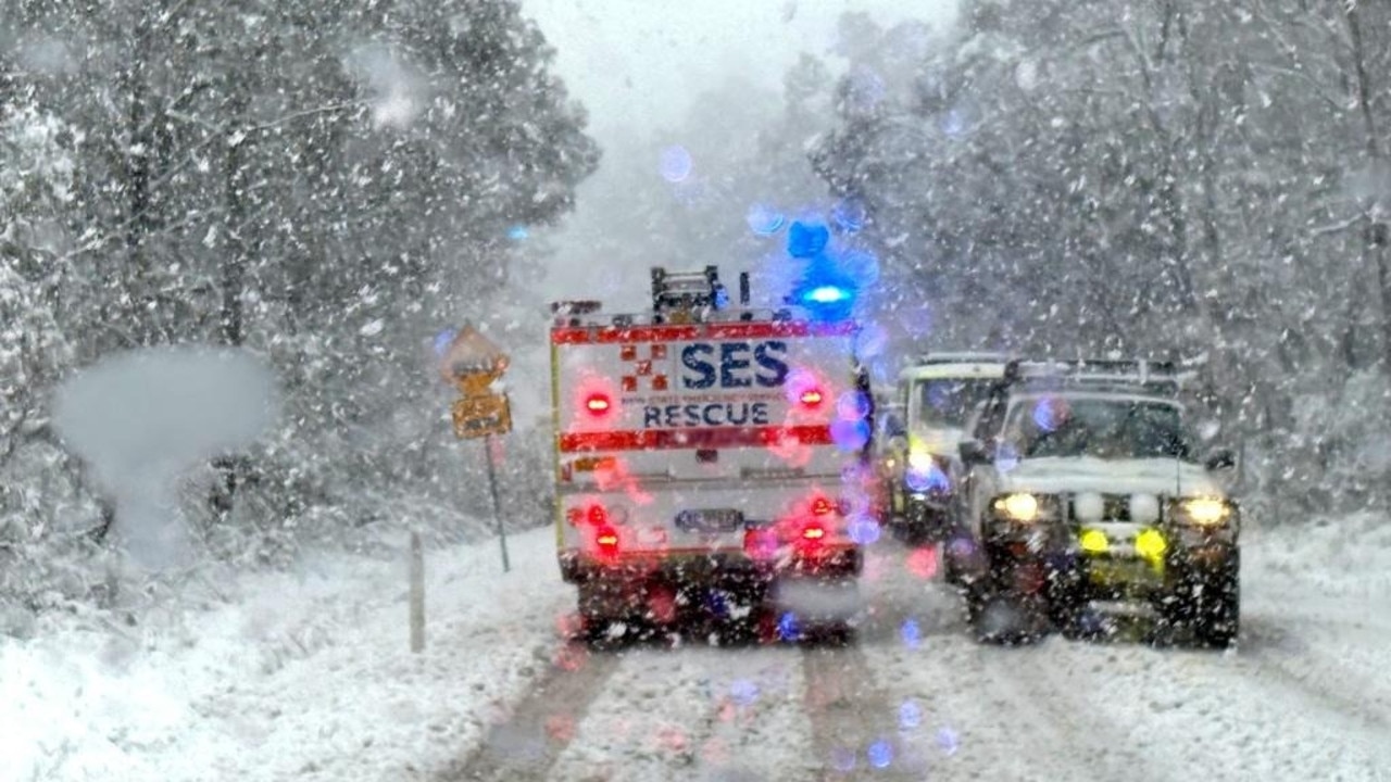 Weather: Snow falls in Queensland, NSW causing highway chaos
