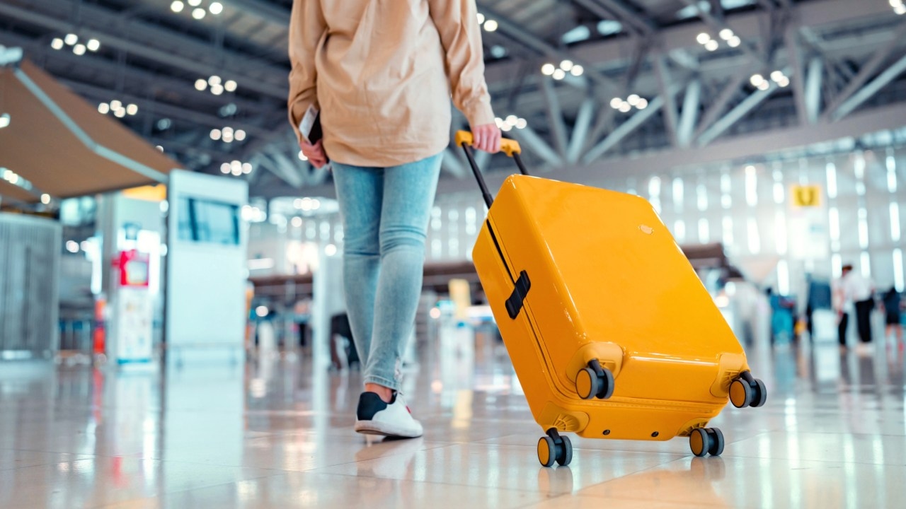 Check this: Jet passenger tries to outsmart airline's luggage rule by doing the unthinkable with her suitcase: ‘She's so real for that'