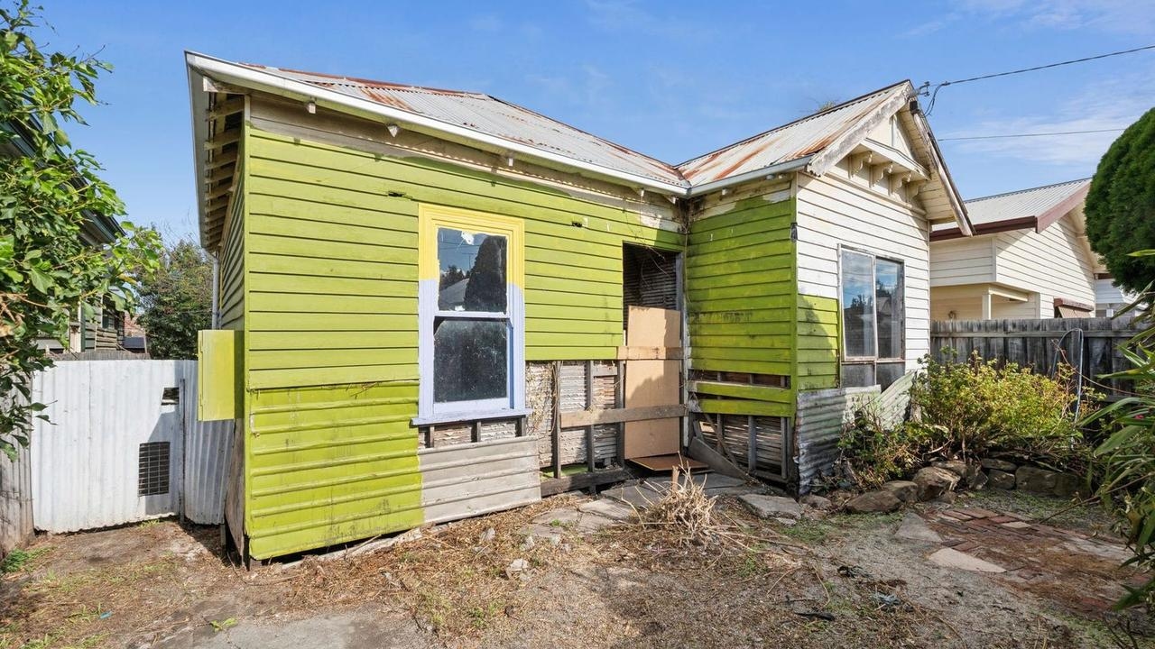 Abandoned Geelong West house unsafe to enter ahead of auction