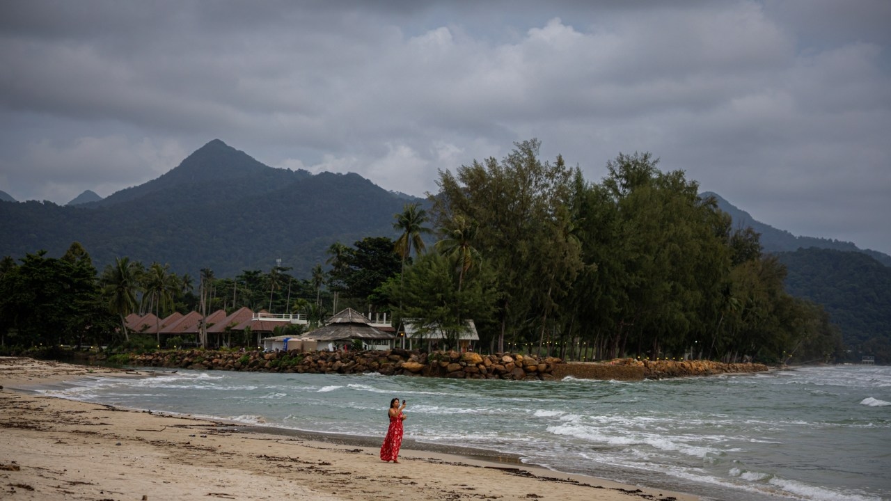 Australian tourists warned as Thailand overhauls cannabis laws, re-criminalises drug for recreational use