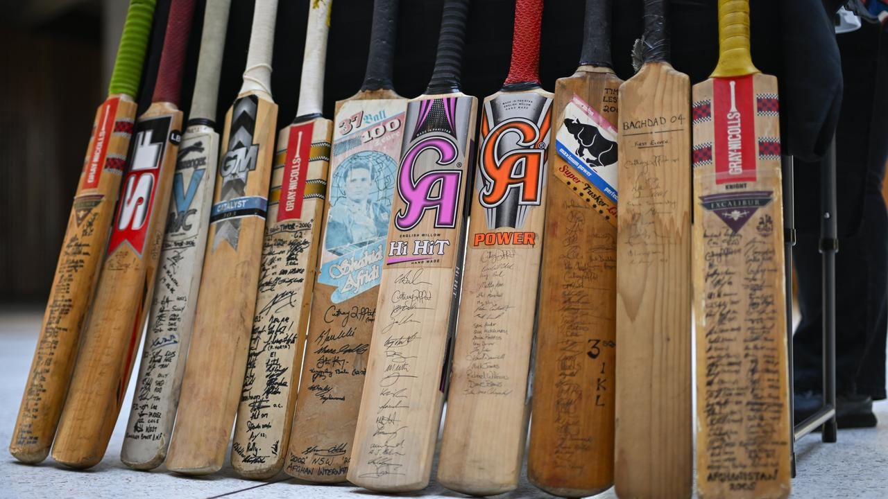 SAS soldier Harry Moffitt's cricket bats loaned to Australian War Memorial