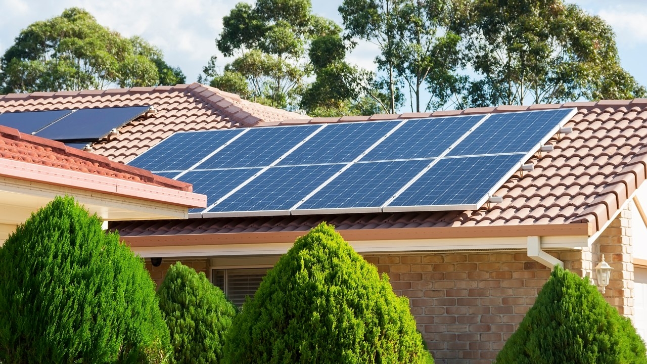 Pink Batts disaster invoked over Albanese government's $2.3 billion solar batteries installation scheme