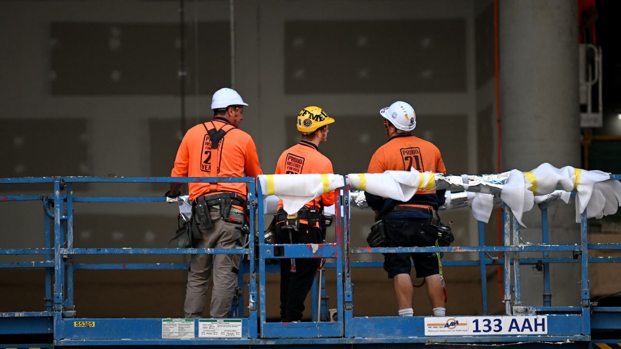 Education 'disaster' to blame for flagging productivity, as experts urge Albanese government to address skills crisis