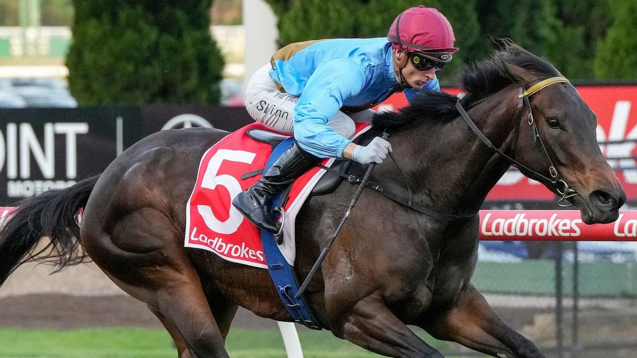 Hot to Trot: Apache on Song for Bletchingly upset