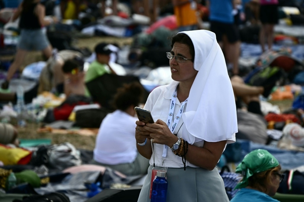 Thousands of young Catholics converge for grand Pope Leo vigil