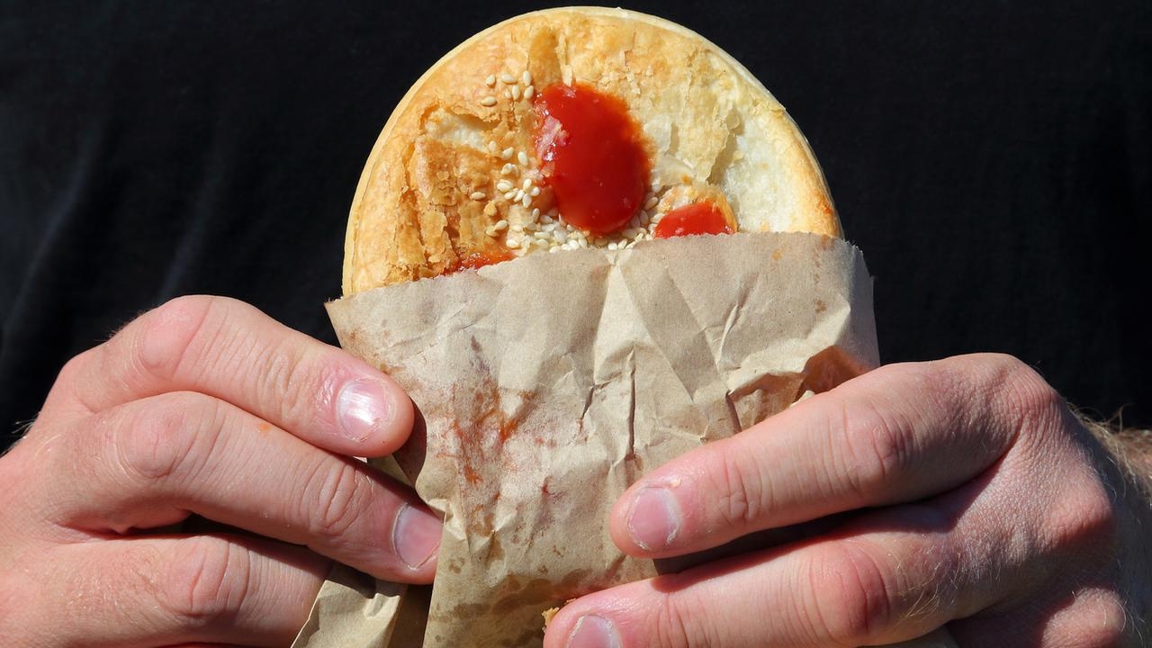 ‘Lid on or off?': Viral meat pie debate divides Aussies
