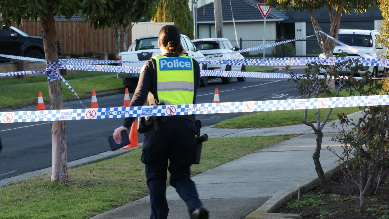 Man in 60s shot in home invasion at Gladstone Park, Melbourne