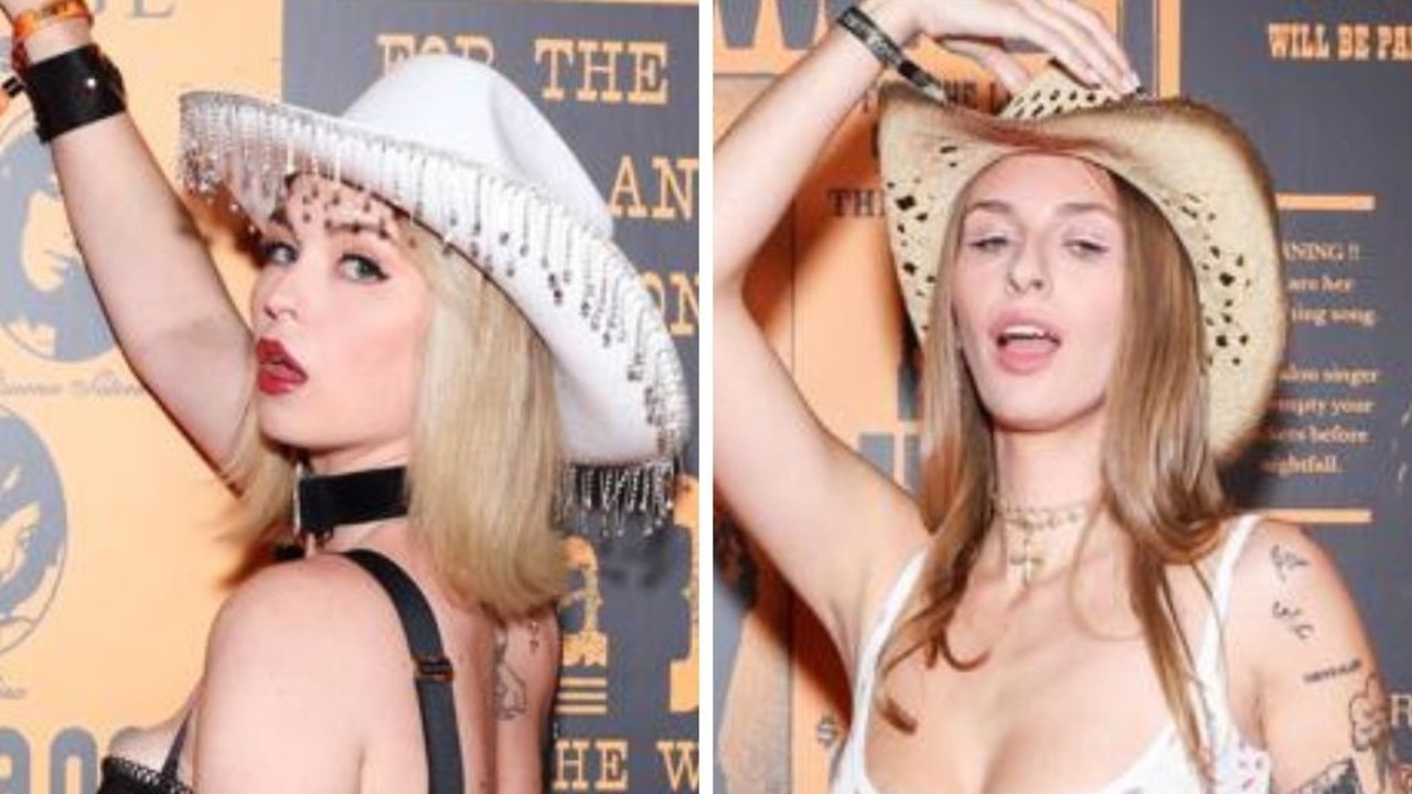 Bum-baring trend takes over porn event